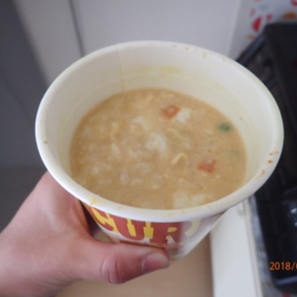 トマトのカップ麺ではなく、カレーヌードルを使って同じ要領で作ってみました。カレーとチーズ、玉子もなかなか合っていて美味しかったです。お皿汚れるのでカップにIN。